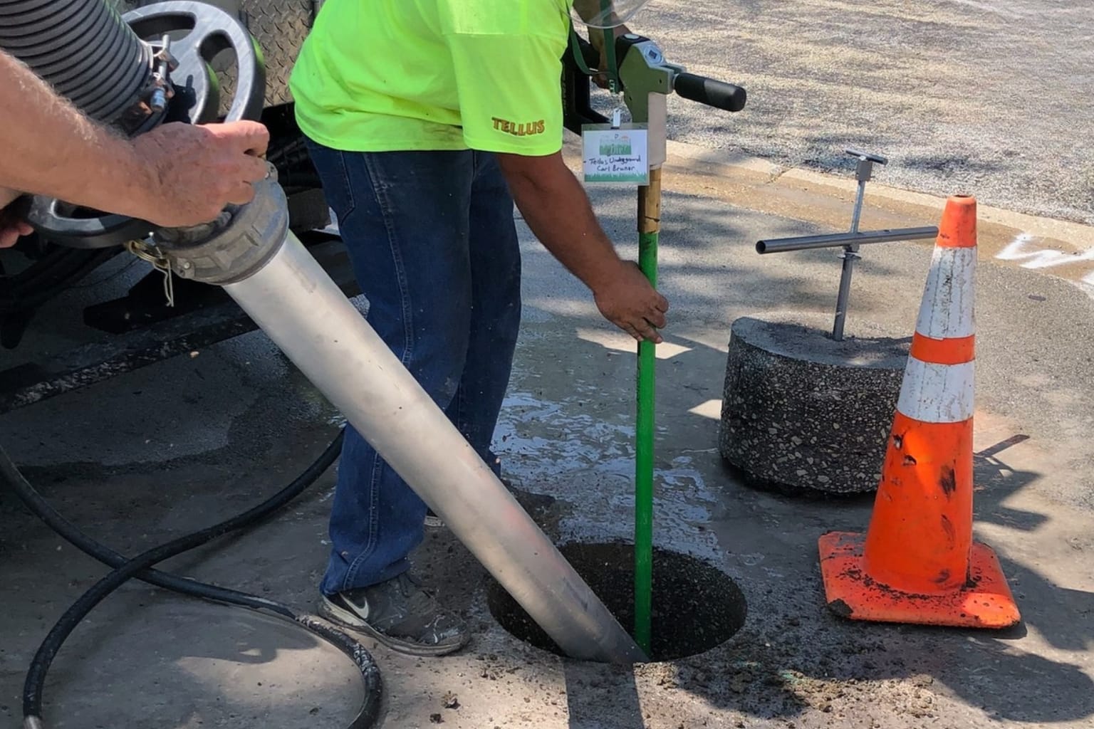 Keyholing with Utility AirSpade