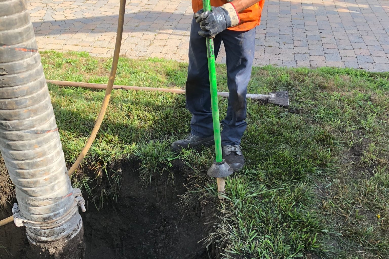 Potholing with Utility AirSpade